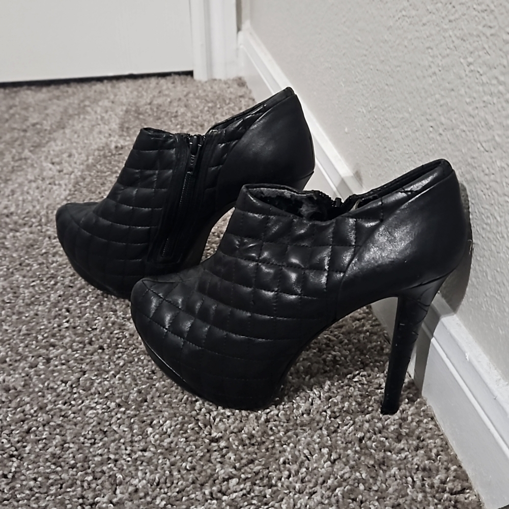 Gianni Bini leather heels